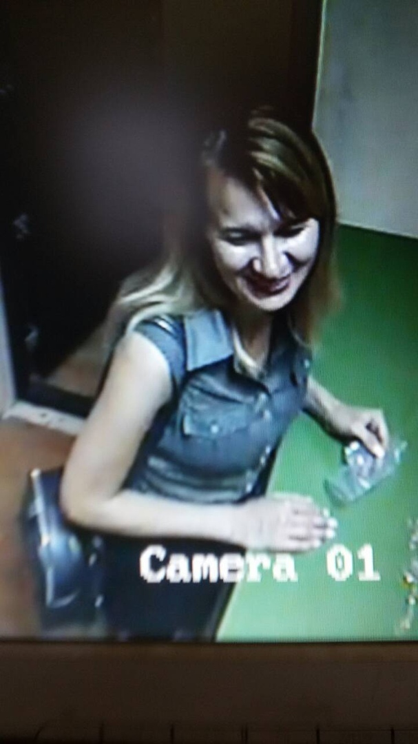 Женщина забрала золотую цепочку с мастерской, увидела себя в СМИ и принесла обратно