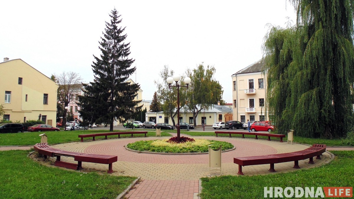 Сквер за "текстилями" переживает последнюю осень: там построят офисный центр. Что думают гродненцы?