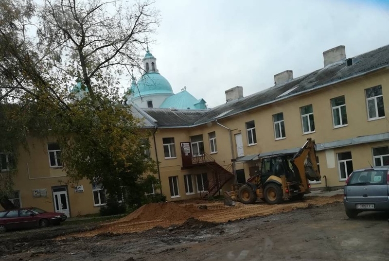 Хостэл "Сарматыя" штрафуюць за добраўпарадкаванне тэрыторыі, якое дазволілі, а пасля забаранілі
