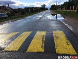 Замест рамонту – ляжачыя паліцэйскія. На ўскраіне Гродна на разбітай дарозе ўсталявалі штучныя няроўнасці
