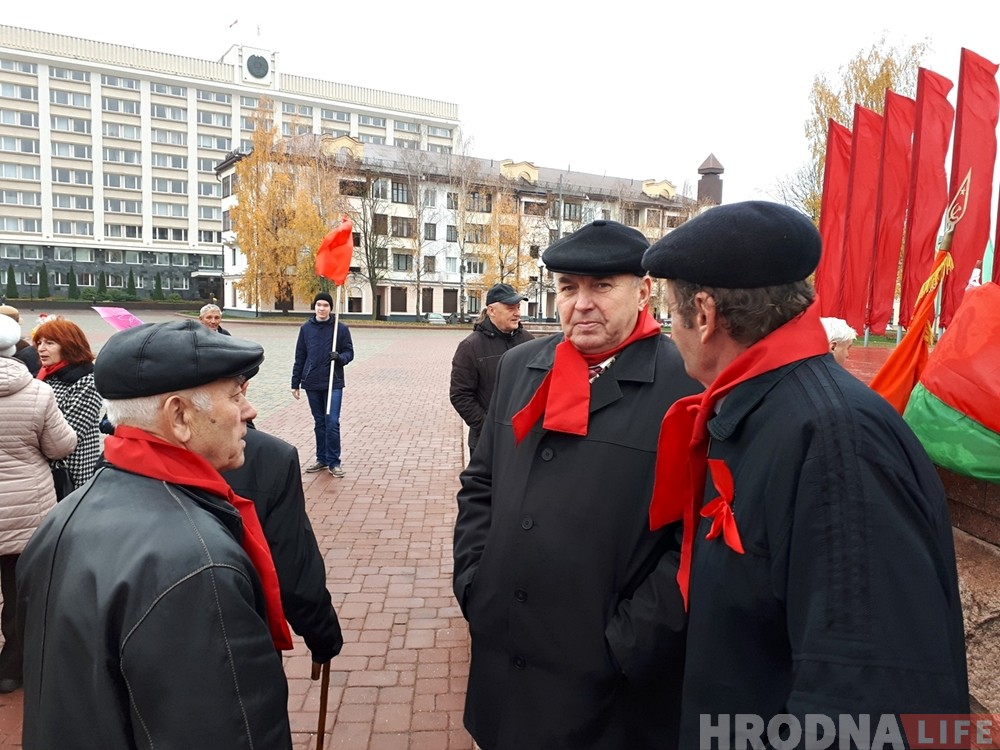 "Сталін быў найлепшым кіраўніком". Камуністы Гродна сабраліся на плошчы Леніна ў 101 гадавіну рэвалюцыі