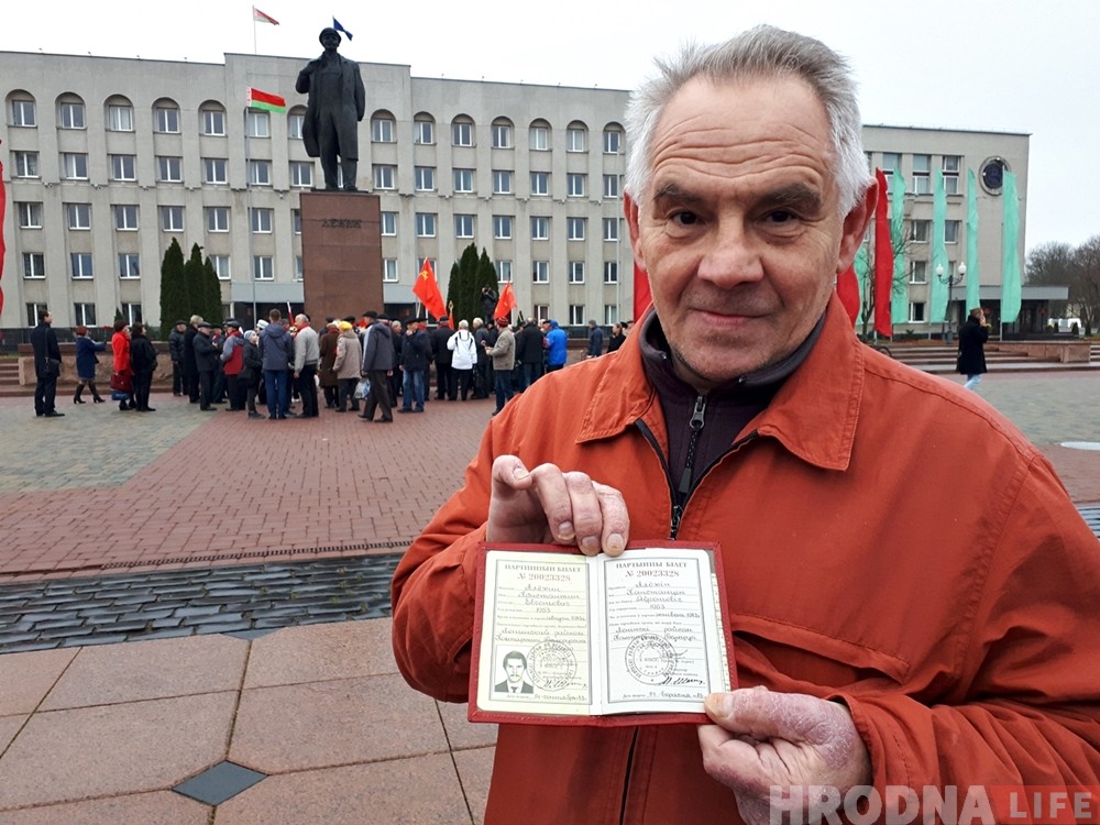 "Сталін быў найлепшым кіраўніком". Камуністы Гродна сабраліся на плошчы Леніна ў 101 гадавіну рэвалюцыі
