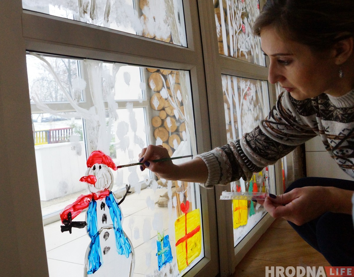 Першы снег для дзіцячага хоспіса. Мастакі распісалі вокны для дзяцей раней за мароз