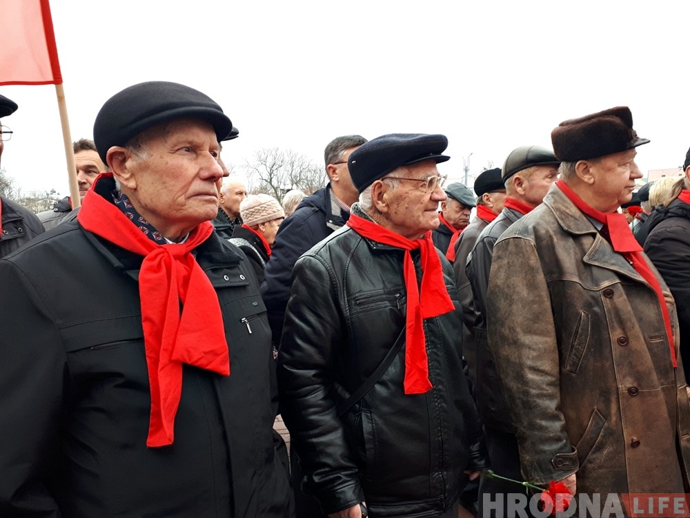 "Сталін быў найлепшым кіраўніком". Камуністы Гродна сабраліся на плошчы Леніна ў 101 гадавіну рэвалюцыі
