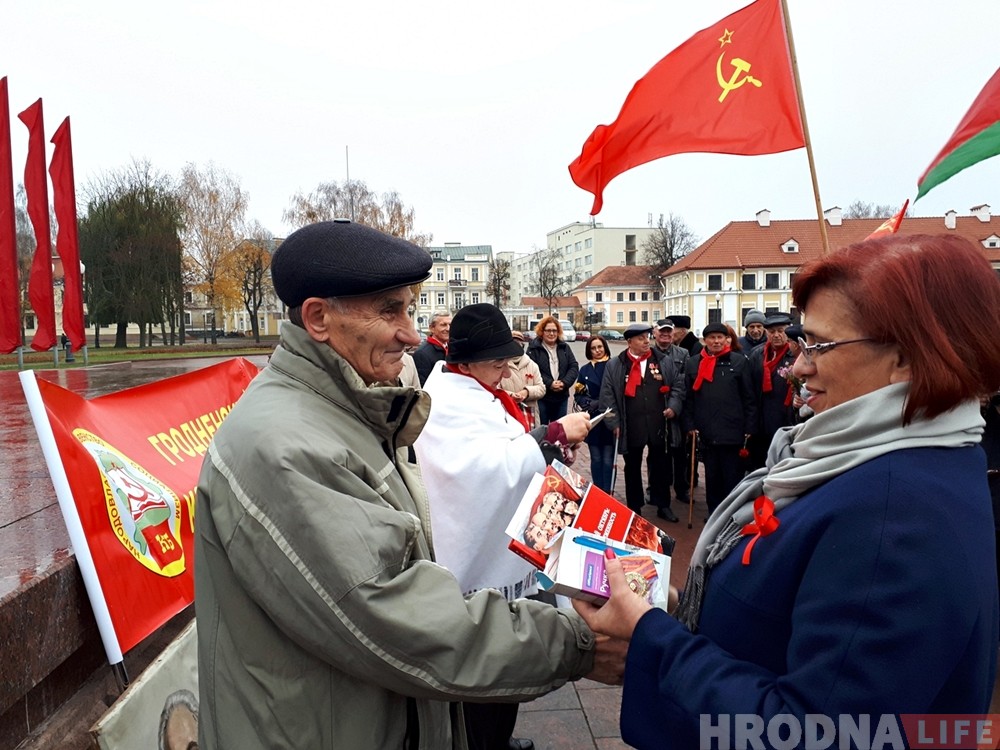 "Сталін быў найлепшым кіраўніком". Камуністы Гродна сабраліся на плошчы Леніна ў 101 гадавіну рэвалюцыі