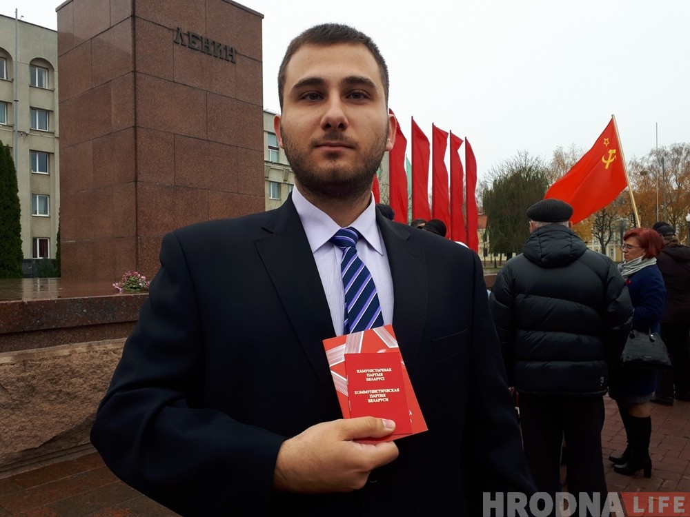 "Сталін быў найлепшым кіраўніком". Камуністы Гродна сабраліся на плошчы Леніна ў 101 гадавіну рэвалюцыі