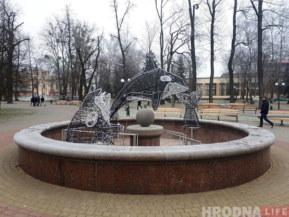 Фотофакт: в парке Жилибера устанавливают новогодних косаток 