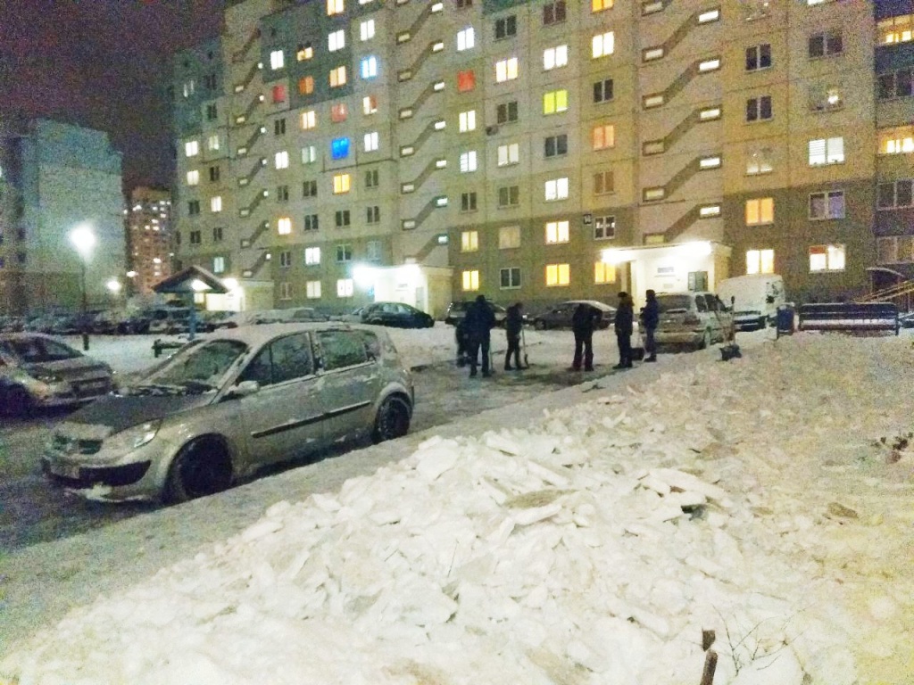 На Вишневце не дождались коммунальщиков и вышли на уборку снега сами