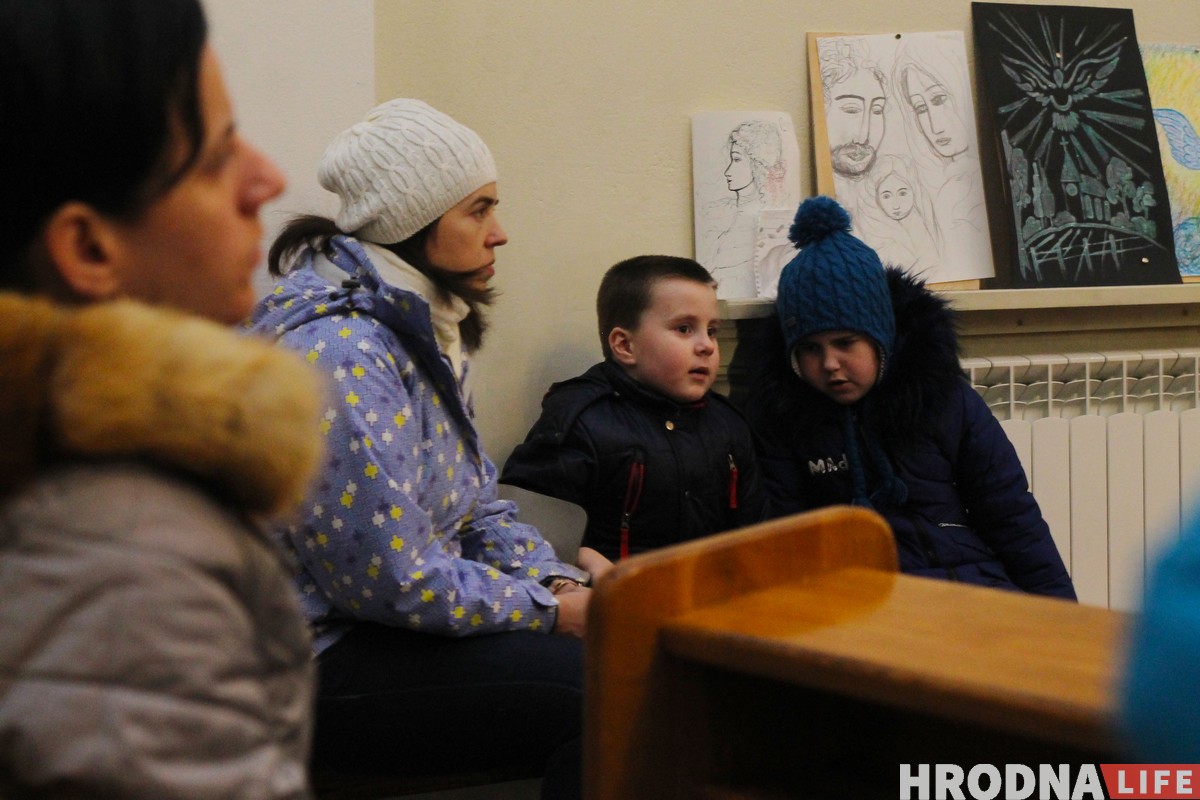 Касцёл, дзе вернікі вучаць ксяндза. Як у Гродне 20 гадоў праходзіць імша для глуханямых Касцёл, дзе вернікі вучаць ксяндза. Як у Гродне 20 гадоў праходзіць імша для глуханямых