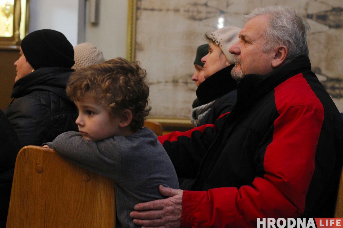 Касцёл, дзе вернікі вучаць ксяндза. Як у Гродне 20 гадоў праходзіць імша для глуханямых Касцёл, дзе вернікі вучаць ксяндза. Як у Гродне 20 гадоў праходзіць імша для глуханямых