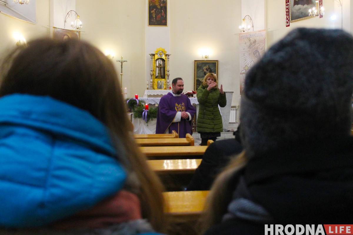 Касцёл, дзе вернікі вучаць ксяндза. Як у Гродне 20 гадоў праходзіць імша для глуханямых Касцёл, дзе вернікі вучаць ксяндза. Як у Гродне 20 гадоў праходзіць імша для глуханямых