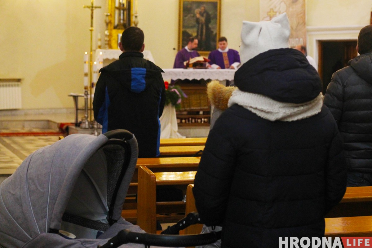 Касцёл, дзе вернікі вучаць ксяндза. Як у Гродне 20 гадоў праходзіць імша для глуханямых Касцёл, дзе вернікі вучаць ксяндза. Як у Гродне 20 гадоў праходзіць імша для глуханямых