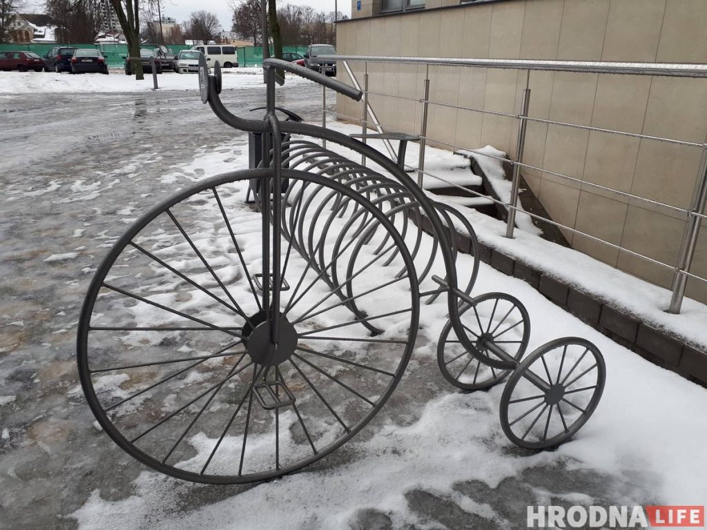 Глядзіце, якая велапаркоўка з'явілася ля філармоніі. Гэта сімвал "ВелаГродна"?