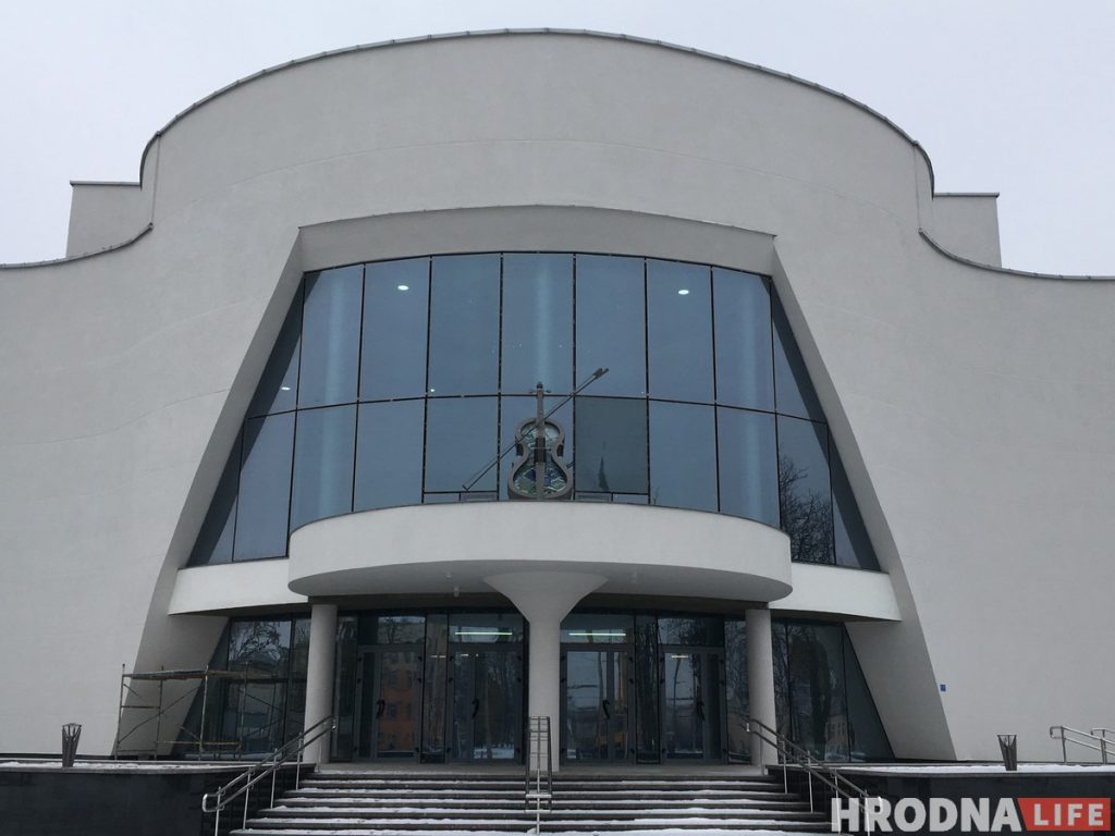 Гібрыд брэжнеўкі і хай-тэку. Гайд па архітэктуры постмадэрну ў Гродне