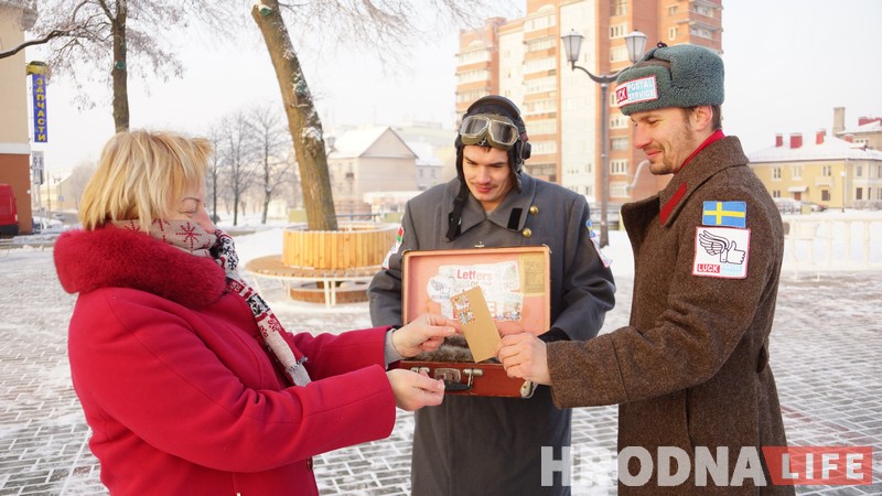 В Гродно необычные почтальоны разносят письма с предсказаниями от шведского оракула