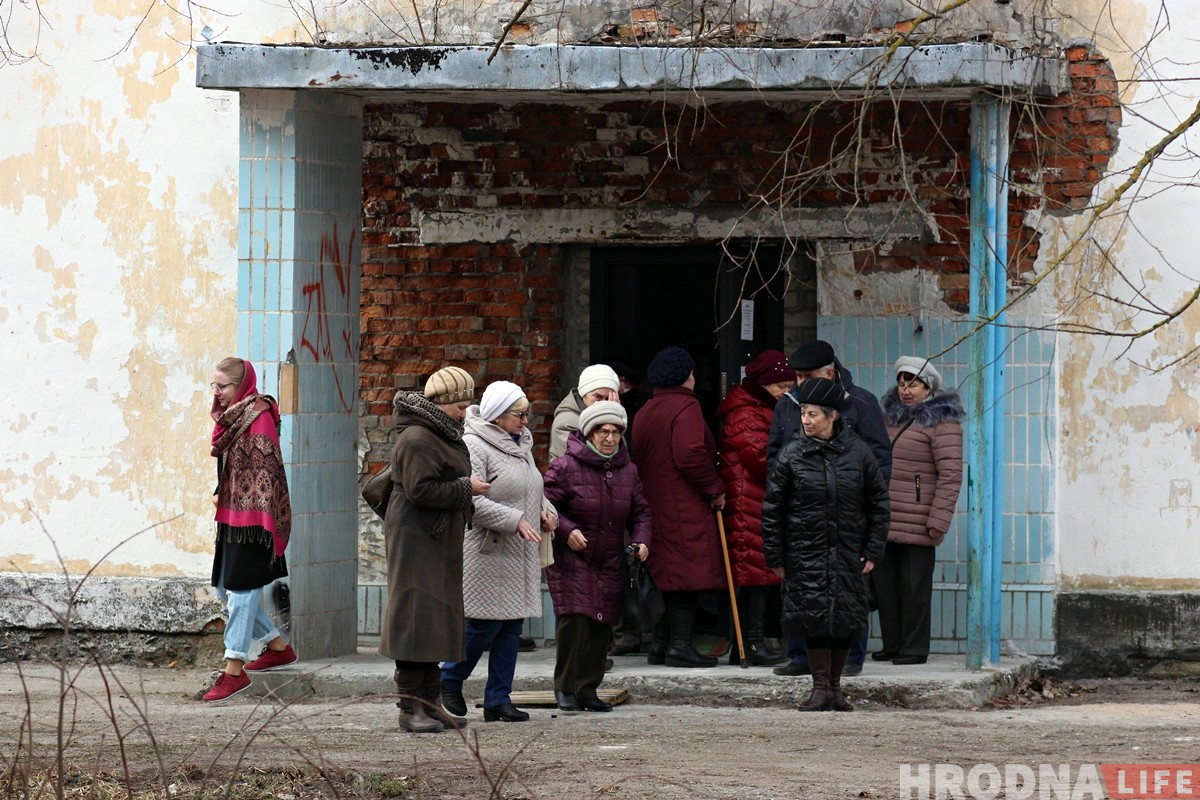 «Всё делаем сами». Бывший спортзал военного городка стал местом молитв