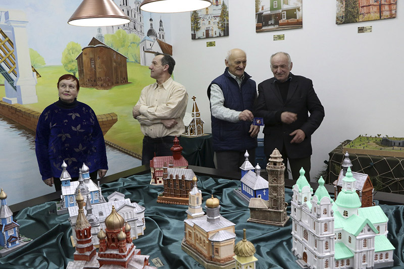 Фару, Каложу і іншыя помнікі зрабілі з гліны ў Сапоцкіне