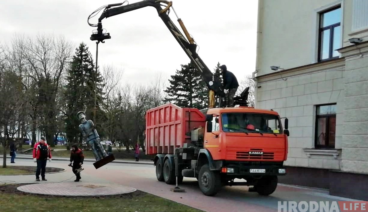"Боже, храни Гродно!" Что говорят в соцсетях про демонтаж "туриста" на Советской  