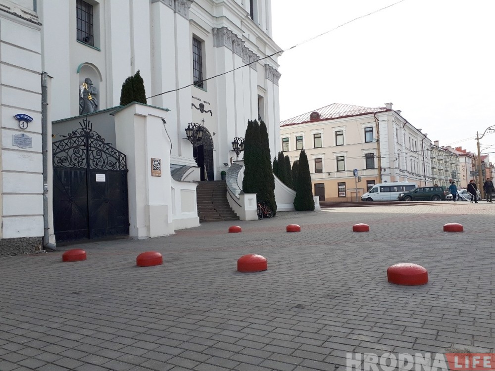 На тротуаре возле Фарного установили ограничители парковки 