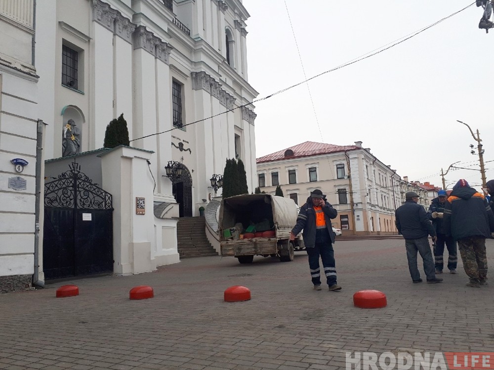 На тротуаре возле Фарного установили ограничители парковки 