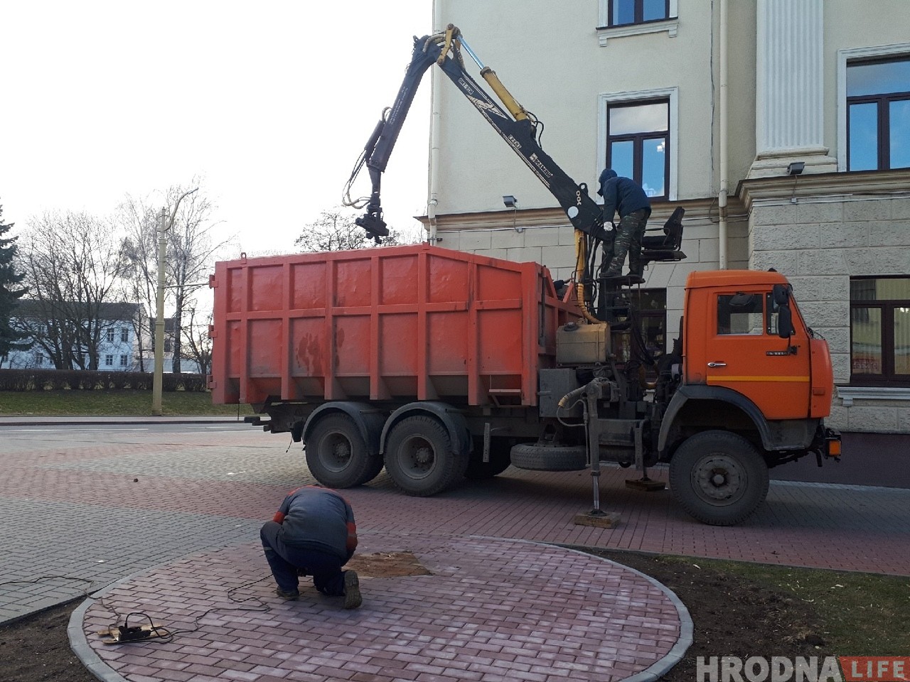 В центре Гродно убрали "туриста". Не понравился администрации?