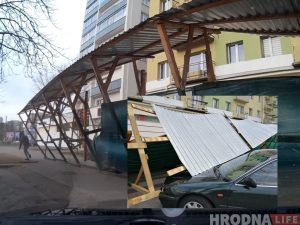 На заснежанай вуліцы ў Гродне грузавы ЗІЛ сутыкнуўся з таксі