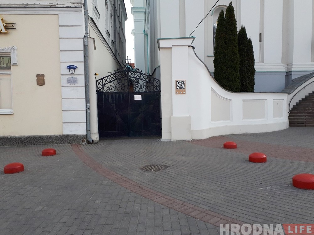 На тротуаре возле Фарного установили ограничители парковки 