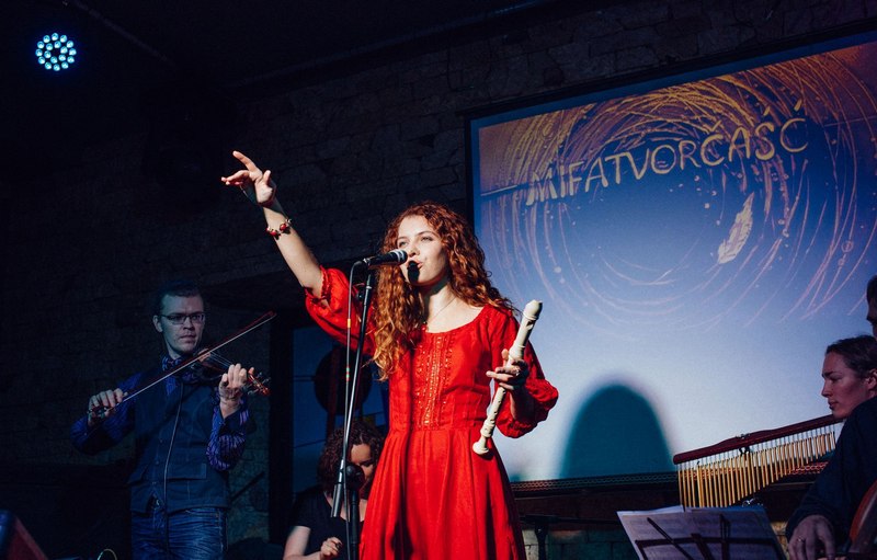 "Уже умерла бы от чумы". Катерина Водоносова о жизни между XV и XXI веками, музыке и вдохновение