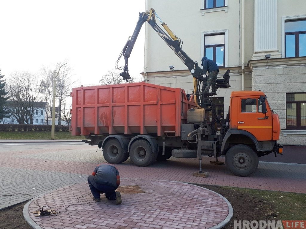 Скульптура турыста перамесціцца ў канец горада. На яе месцы ўсталююць іншую "мастацкую кампазіцыю"