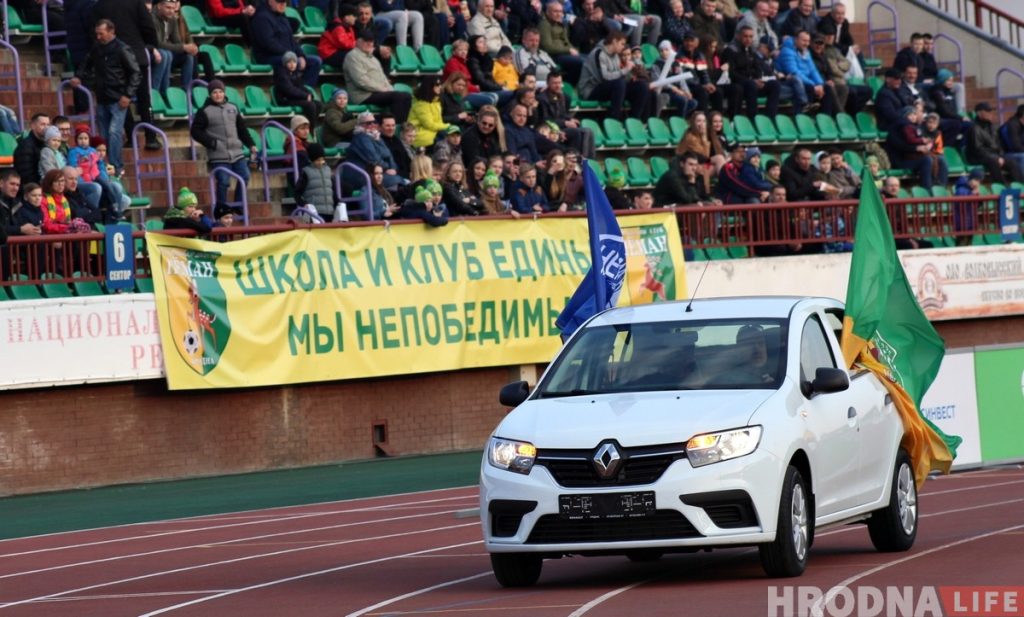 Новы аўтамабіль Renault разыграюць на футболе ў Гродне