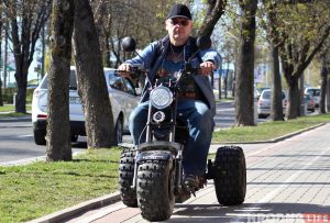Не расце трава і няма догляду. Параўнаем экапаркоўкі ў Гродне і Сопаце