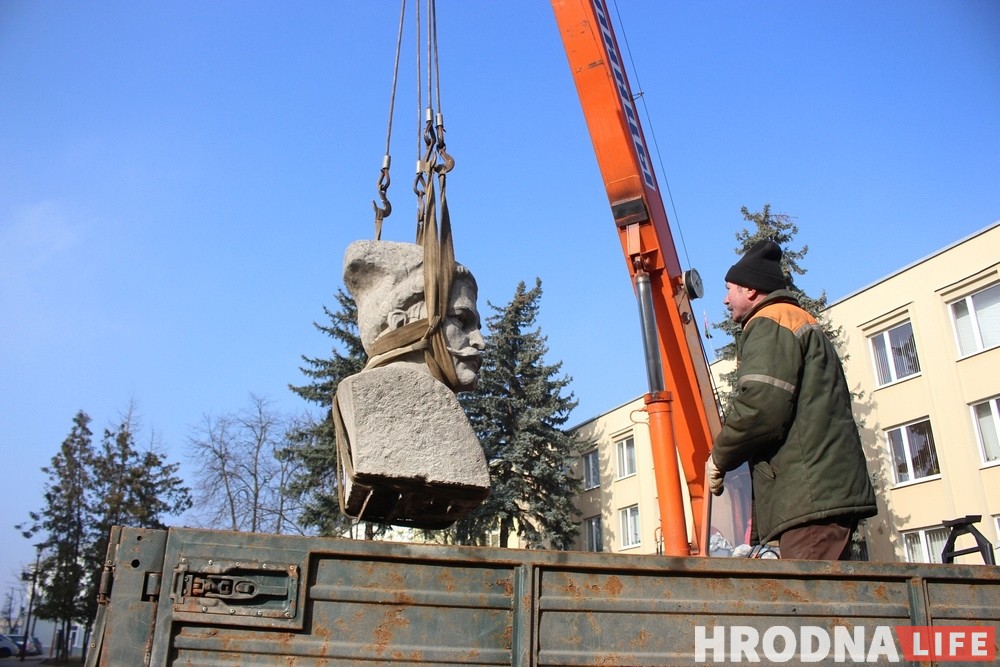 Чапаева точно не вернут на улицу Василька: демонтировали постамент 