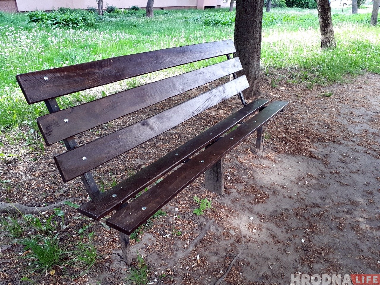 Які малайчына! Гродзенец сам усталяваў лаўку каля пад'езду