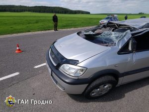 У Ашмянскім раёне ўначы адбылося сур'ёзнае ДТЗ. Кіроўцу з легкавушкі даставалі ратавальнікі
