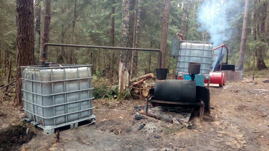 У Гродзенскім раёне канфіскавалі 40 літраў самагонкі і 2500 літраў брагі. Вытворца кажа, што варыў для сябе