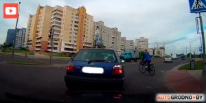 На гродзенскім аўтавакзале ў руху загарэўся Citroen. Відэа