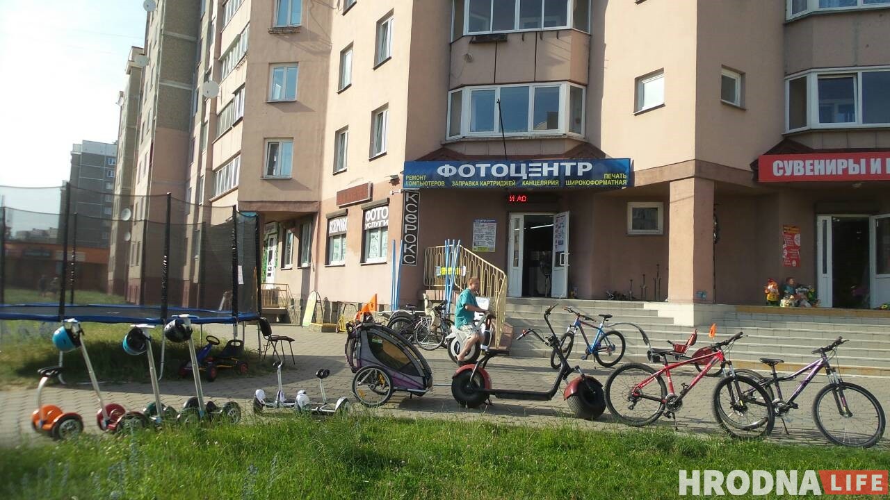 Человек-паук в центре Гродно рекламирует моноколесо и велопрокат