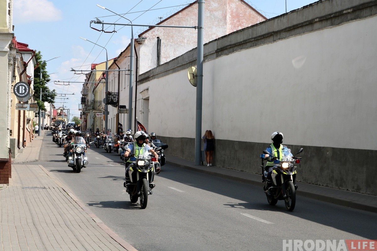 "Хавайся ў бульбу": па Гродне праехалася мотакалона, якой магло і не быць