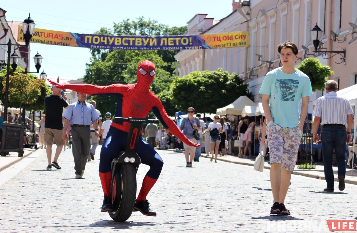 Человек-паук в центре Гродно рекламирует моноколесо и велопрокат