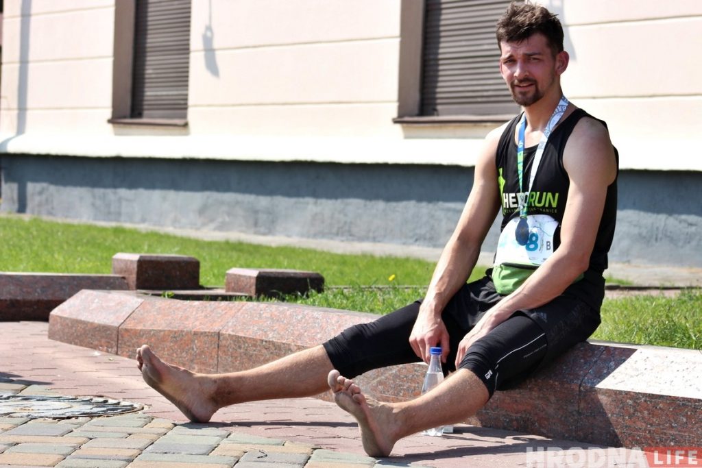 «Каб бегаць, не абавязкова мець красоўкі». Гродзенец расказаў, чаму бегае басанож
