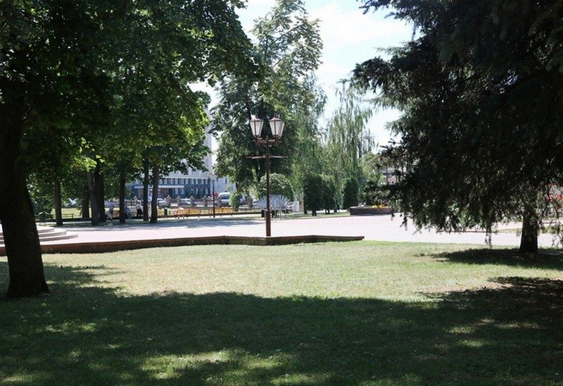 Парк Жилибера продолжают восстанавливать. В “ботанической” части высадили новые деревья