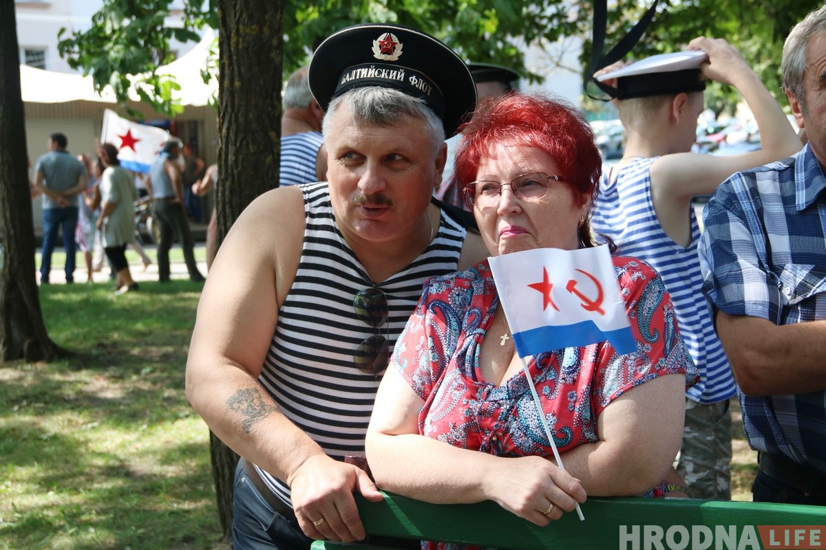 У цэнтры Гродна сабраліся савецкія маракі каб адзначыць прафесійнае свята
