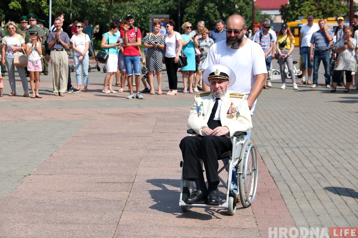 В центре Гродно собрались советские моряки чтобы отметить профессиональный праздник