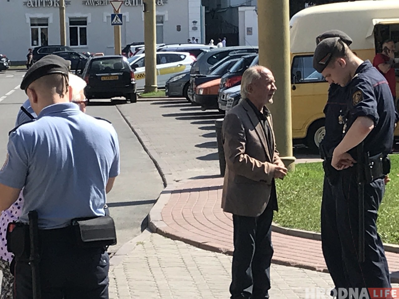 «В любой другой стране мной гордились бы». На свистуна в центре Гродно вызвали милицию