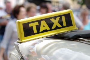 У Гродне кіроўца выпіў бутэльку гарэлкі і вырашыў перепарковаться. Пацярпелі шэсць машын