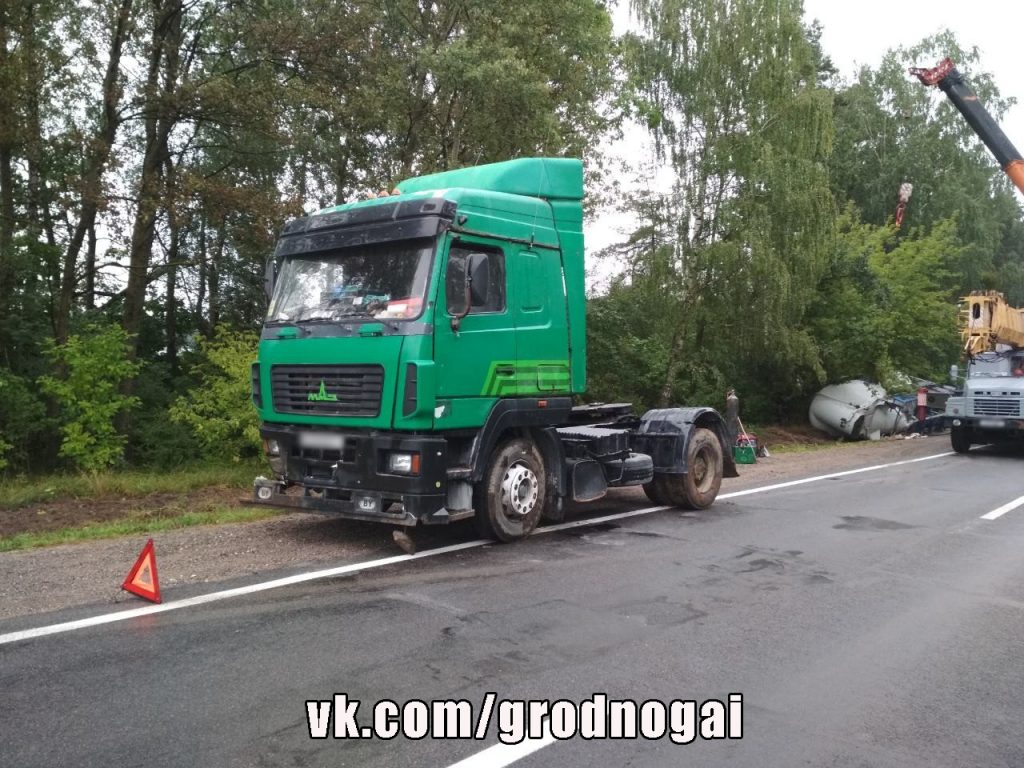 Пад Гродна з грузавіка ўпала цыстэрна з цэментам. Вінаваты лось
