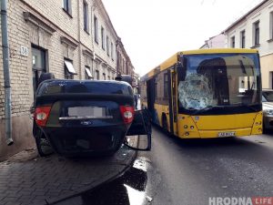 «Можна сказаць, у кашулі нарадзіліся!» На М6 кідала дрэвы, машына апынулася паміж двух паваленых. Відэа