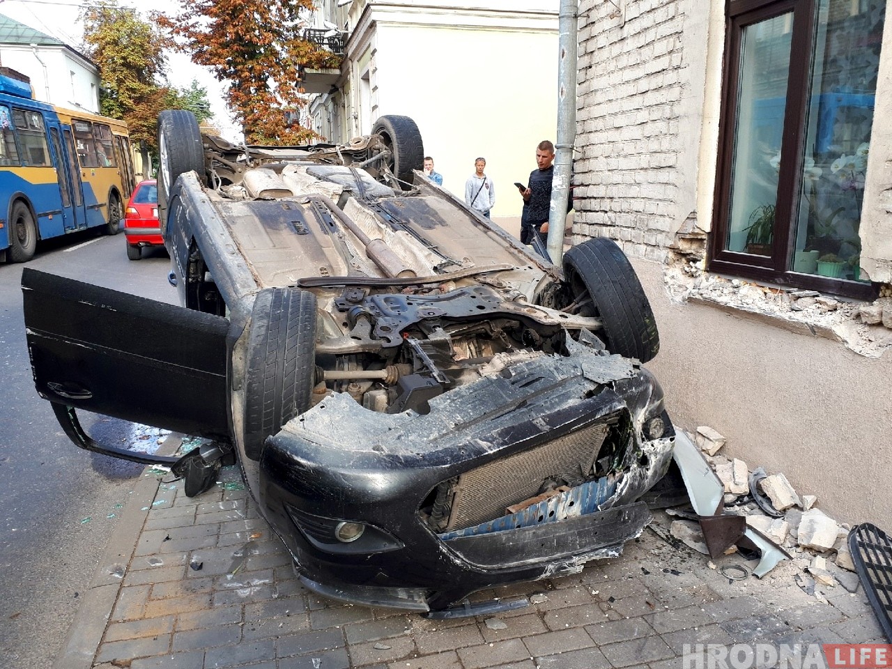 ДТП в центре Гродно: легковушка после столкновения с автобусом вылетела на тротуар и перевернулась