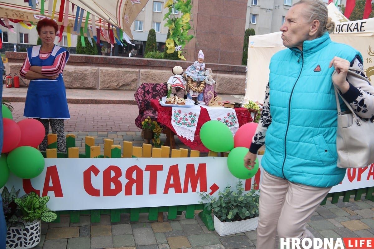 Тату на банане і свіння пад гарвыканкамам - чым здзіўляў Дзень горада ў Гродне. Фотарэпартаж