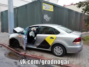 Фура пад Навагрудкам урэзалася ў апору пуцеправода: кіроўца загінуў Фура пад Навагрудкам урэзалася ў апору пуцеправода: кіроўца загінуў